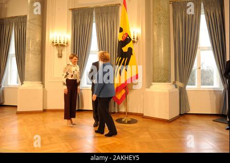 Angela Merkel Bundeskanzlerin wird von Bundespräsident Frank-Walter Steinmeier senneur und Frau Elke Büdenbender beim Neujahrsempfang im Schloss Belle Banque D'Images