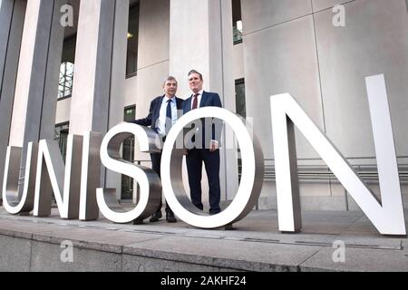 La CORRECTION DE L'ORTHOGRAPHE RETRANSMIS PRENTICE À PRENTIS, candidat à la direction du travail Sir Keir Starmer (droite) MP, est accueilli à l'unisson siège à Euston, Londres, par le Secrétaire général, Dave Prentis (à gauche) après l'Union européenne a déclaré son soutien pour lui. Banque D'Images