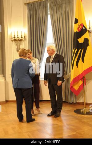 Angela Merkel Bundeskanzlerin wird von Bundespräsident Frank-Walter Steinmeier senneur und Frau Elke Büdenbender beim Neujahrsempfang im Schloss Belle Banque D'Images