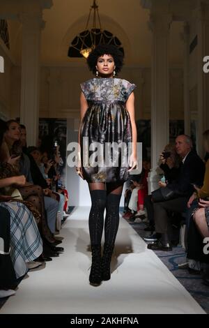 Un modèle en vedette à la Paul Costelloe show, Piste, Automne Hiver 2019 lors de la London Fashion Week à Simpsons le Strand. Banque D'Images