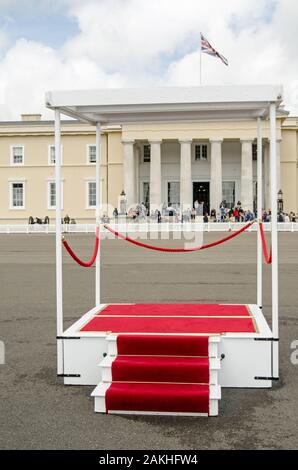 B-5573, Berkshire, UK - 16 juin 2019 : PODIUM pour le monarque ou autres pour voir le défilé VIP d'agents nouvellement formés à Académies Militaire de Sandhurst Banque D'Images