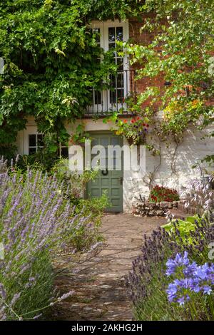 allée et patio menant à l'entrée de la maison de porte dans le jardin anglais Banque D'Images