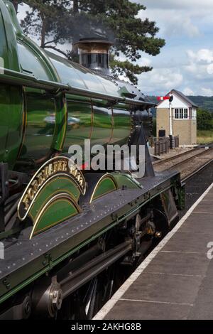 Train à vapeur Foremarke Hall GWR à la gare de Cheltenham sur le chemin de fer patrimonial du Gloucestershire Warwickshire, Cotswolds, Angleterre Banque D'Images