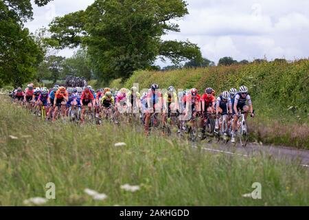 2019 prestigieuse course à vélo pour femmes de l'énergie OVO de Grande-Bretagne à travers la scène cotswold Banque D'Images