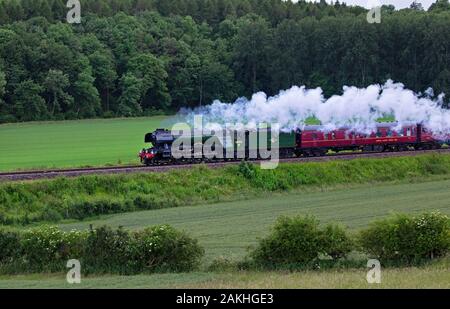 Train à vapeur de Scotsman volant à travers cotswolds, Angleterre Banque D'Images