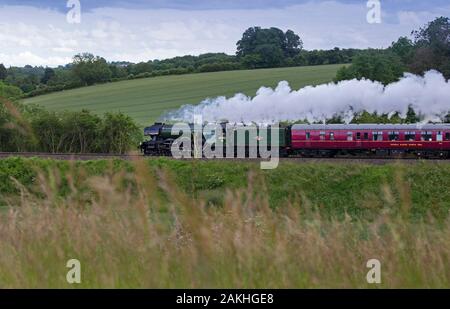 Train à vapeur de Scotsman volant à travers cotswolds, Angleterre Banque D'Images