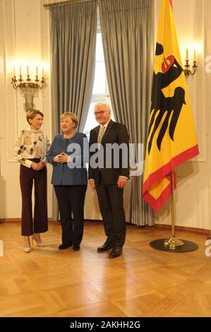 Angela Merkel Bundeskanzlerin wird von Bundespräsident Frank-Walter Steinmeier senneur und Frau Elke Büdenbender beim Neujahrsempfang im Schloss Belle Banque D'Images