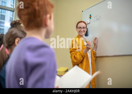 Cours d'anglais à l'intéressant à l'école élémentaire Banque D'Images