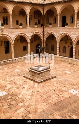 Cour de la 13e C friary (Sacro Convento) de Saint François d'assise à côté de la basilique inférieure. Banque D'Images