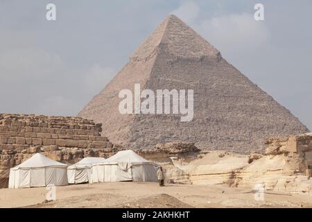 Un camp près de les grandes pyramides en Egypte Banque D'Images