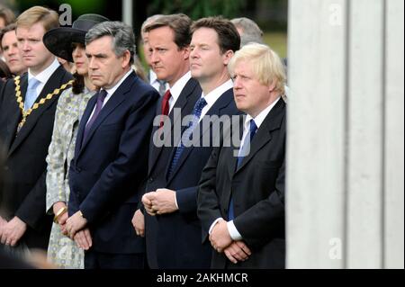 Un mémorial permanent Memorial est dévoilé dans Hyde Park par Leurs Altesses Royales le Prince de Galles et la duchesse de Cornouailles, sur le quatrième anniversaire de l'attaque terroriste. La cérémonie a été suivie par des personnalités politiques y compris Gordon Brown, David Cameron, Nick Clegg, Boris Johnson et les familles des 52 victimes tuées. Banque D'Images