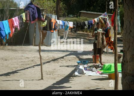 Dame traînant lavage, Mwandi, Zambie, Afrique. Banque D'Images