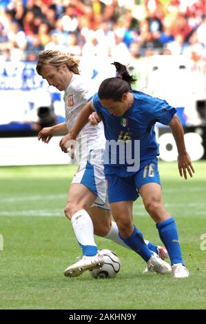 Hambourg Allemagne, 22 mai 2006 Coupe du Monde de la FIFA, Allemagne 2006, RÉPUBLIQUE TCHÈQUE - ITALIE , match au Volksparkstadion : Mauro German Camoranesi et Pavel Nedved en action pendant le match Banque D'Images