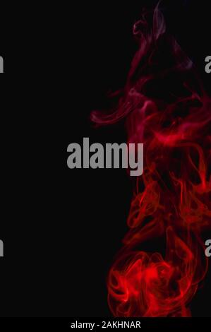 Des traînées de fumée colorée sur fond sombre Banque D'Images