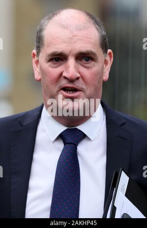 Ministre d'Etat chargé de la Défense, Paul Kehoe de participer à une réunion du cabinet du gouvernement sur le handicap à l'Institut marin de l'éducation à Dublin. Banque D'Images