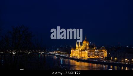 Panorama de Budapest d'en haut. Budapest Parlement en Hongrie la nuit, réflexions sur le Danube. Banque D'Images