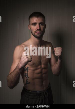 Jeudi 23 mars 2017 : Édimbourg, Écosse. Taylor V Joubert - Peser. Portrait de Josh Taylor d'Édimbourg au Weight In au Meadowbank Stadium avant sa lutte contre Warren Joubert. Champion du monde de boxe, Josh Taylor, connu sous le nom de Tartan Tornado. Josh Taylor a annoncé un accord promotionnel avec les promoteurs américains Top Rank, mais Barry McGuigan insiste pour qu'il reste sous contrat avec lui. Le champion du monde unifié Taylor a signé une entente pluriannuelle avec la tenue de Bob Arum, augmentant ses chances de s'empaver de la stabilité mate et de son prochain dirigeant unifié José Ramirez cette année. Banque D'Images