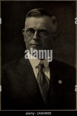 Temps de guerre le contrôle de la distribution d'aliments : une histoire courte de la Division Distribution de la United States Food Administration, son personnel et les réalisations . Harry Marr et s'affilie à la J. S. Brown Mer-cantile Company de Denver. À la demande de l'Administration de l'alimentation il est venu au lave-tonne, Février 6th, 1918, dans le but d'aider à l'examen-ination des épiciers en gros rapports. Après l'interruption de ces rapports en juillet, 1918, il est devenu attaché à la section SugarDistributing, agissant en tant qu'Assistant de monsieur Zabriskie. Cette dernière a été faite lorsque le chef de la D Banque D'Images