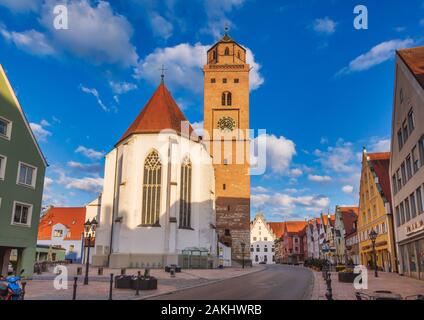 Donauworth, Allemagne - 13 mai 2019 : bâtiments colorés et Liebfrauenmunster le long de l'église Reichsstrasse, l'une des plus jolies rues de Rom Banque D'Images