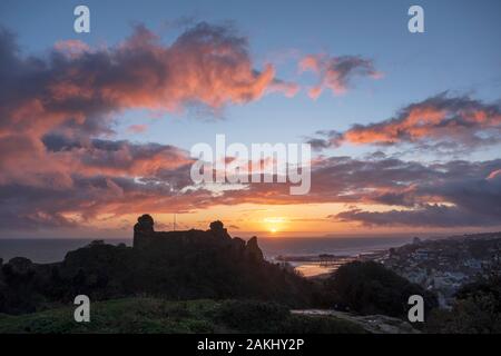 Hastings, East Sussex. 9e janvier 2020. Un coucher de soleil colorés au château de Hastings après un temps venteux et pluvieux, mais très doux jour de janvier. Carolyn Clarke/Alamy Live News Banque D'Images