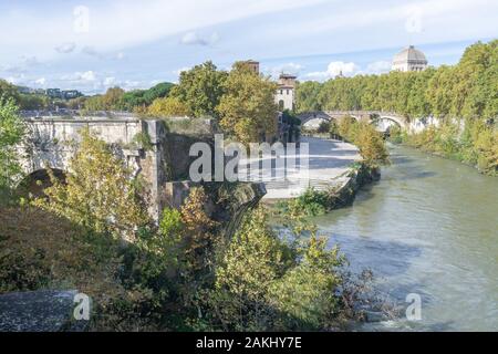 Vue sur l'île Tibre et les Pons Aemilius (Ponte Emilio), aujourd'hui appelé Ponte Rotto , Rome Italie Banque D'Images