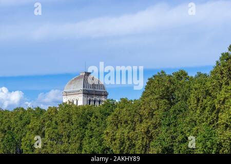 Vue sur le dôme de la Grande synagogue parmi les arbres du pont Palatin, Rome Italie Banque D'Images