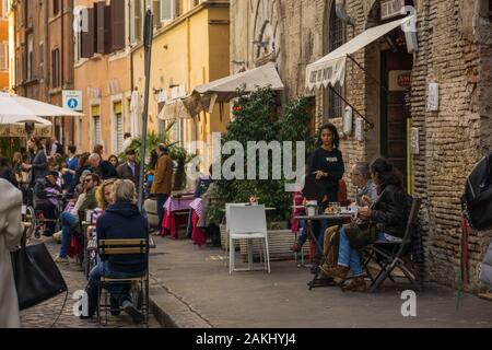 Rome, ITALIE - 10 novembre 2019 : scène de la vie quotidienne dans le ghetto, quartier juif historique de Rome, Italie Banque D'Images