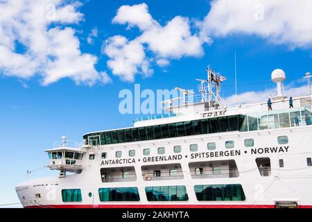 Vue latérale du Fram croisière Hurtigruten MS Explorer bateau amarré dans un port de l'Arctique avec des passagers sur le pont. Sisimiut (Holsteinsborg), Qeqqata, Groenland Banque D'Images