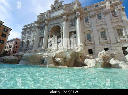 Vue panoramique sur la célèbre fontaine de Trevi à Rome, Italie Banque D'Images