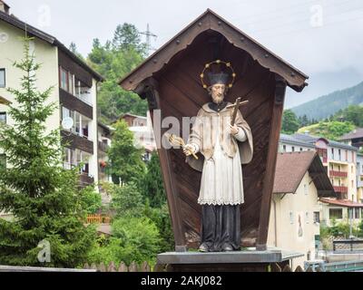 Petite chapelle avec saint dans la ville de Muhlbachl in Tirol, Autriche Banque D'Images