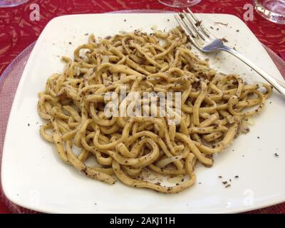 Les délicieux plat : Spaghetti alla Chitarra avec la truffe d'été, la Toscane. Banque D'Images