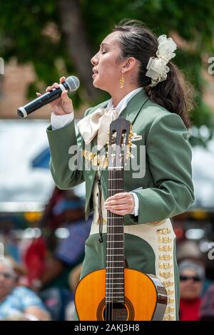 Mariachi femelle chanteur et guitariste, célébration de Cinco de Mayo, Old Mesilla, Las Cruces, Nouveau Mexique, USA Banque D'Images