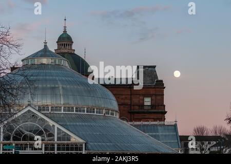 Glasgow, Ecosse, Royaume-Uni. 9 janvier, 2020. Presque pleine lune sur le People's Palace et jardins d'hiver à Glasgow Green au crépuscule. Credit : Skully/Alamy Live News Banque D'Images