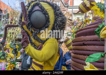 HAARLEM, Pays-Bas - 14 avril , 2019 : Le corso fleuri, Bloemencorso en néerlandais, est une fête annuelle, colorés de belles fleurs. L'itinéraire est Banque D'Images