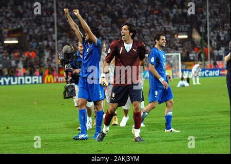 Dortmund Allemagne, 4 juillet 2006, la FIFA World Cup Germany 2006 Germany-Italy, demi-finale au Westfalenstadion:Gianluigi Buffon célèbre à la fin du match Banque D'Images