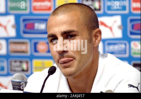 Dortmund Allemagne, 4 juillet 2006, la FIFA World Cup Germany 2006 Germany-Italy, demi-finale au Westfalenstadion:Fabio Cannavaro, capitaine de l'équipe nationale italienne, au cours de la conférence de presse avant le match Banque D'Images