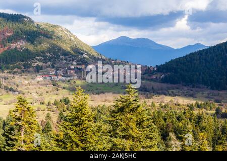 Vue paysage de Chrisovitsi village de Arcadia, Grèce, construit à une altitude de 1 100 mètres sur une pente de l'épinette de Mainalo Banque D'Images