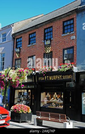 Drapeaux de sport Kilkenny suspendus par les fenêtres supérieures, Kilkenny. Banque D'Images