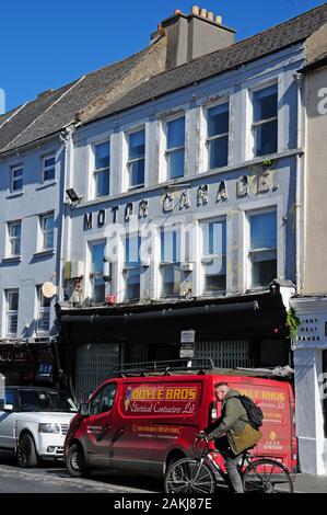 Vieille enseigne l'écriture pour un garage sur un bâtiment à Kilkenny. Banque D'Images