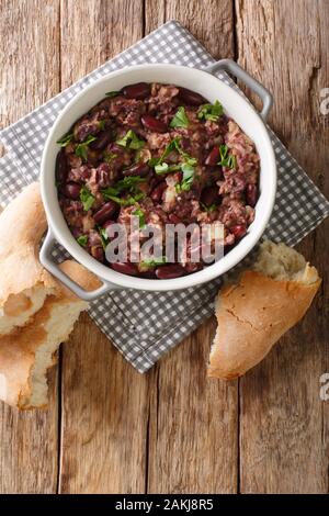 Recette lobio géorgien servi avec pain close-up dans une casserole sur la table. Haut Vertical Vue de dessus Banque D'Images