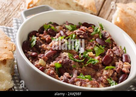 Végétarien savoureux servi avec pain géorgien lobio close-up dans une casserole sur la table horizontale. Banque D'Images