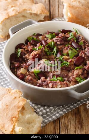 Savoureuse traditionnelle lobio servi avec pain géorgien close-up dans une casserole sur la table verticale. Banque D'Images