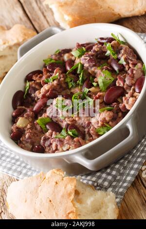 Haricot rouge géorgienne lobio servi avec pain traditionnel close-up dans une casserole sur la table verticale. Banque D'Images