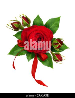 Arrangement de fête avec des fleurs rose rouge et ruban de soie bow isolé sur fond blanc. Mise à plat. Vue d'en haut. Banque D'Images