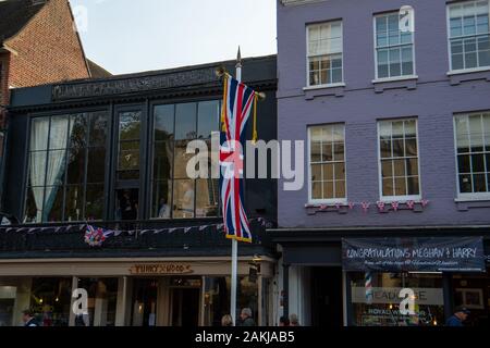 Windsor se prépare pour le mariage du prince Harry et Meghan Markle. 18 mai, 2018. Buunting et signes félicitations à Windsor. Credit : Maureen McLean/Alamy Banque D'Images