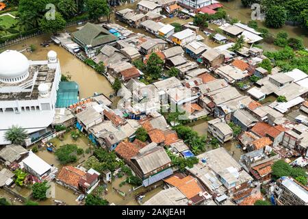 La rue inondée dans un mauvais quartier résidentiel en plein cœur de la ville de Jakarta en Indonésie capitale Banque D'Images