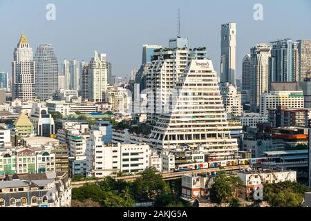 Bangkok, Thaïlande - 29 décembre 2019 : UN BTS des train voyage dans le moderne quartier des affaires Silom à Bangkok, Thaïlande capitale Banque D'Images