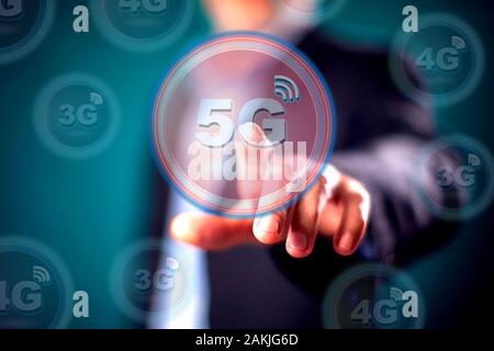 Man in suit appuyez sur le bouton virtuel 5g. Les gens et la technologie internet concept Banque D'Images