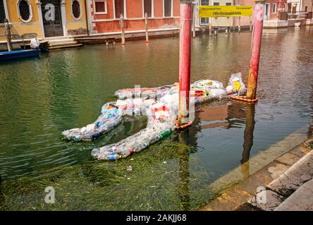 Chioggia, Venise, Vénétie, Italie Le 1 août 2019. Exposition Un homme de bouteilles en plastique est situé sur un canal à Chioggia Banque D'Images