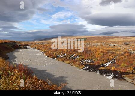 Beau paysage sauvage sur l'Islande dans Hraunfossar couleurs automnales Banque D'Images